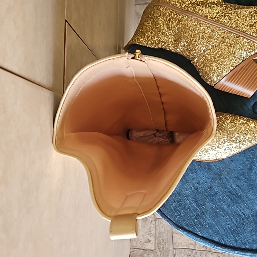 Razzle Dazzle Gold Sparkling Cowgirl Boots.  👢👢 - Picture 6 of 6